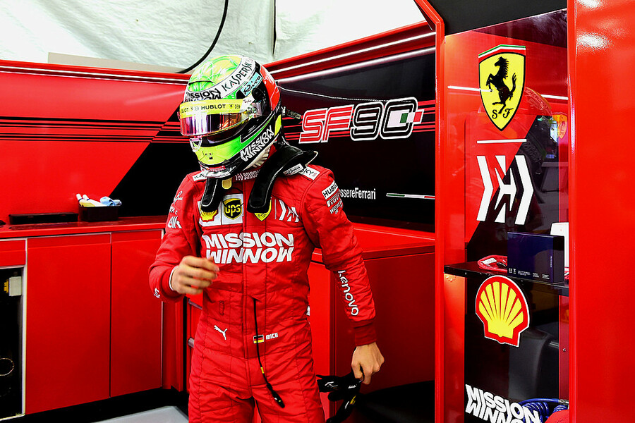 ميك شوماخر يختبر سيارة الفيراري لأول مرة لتجارب الفورمولا 1 في البحرين (بالصور) 20