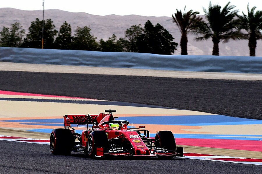 ميك شوماخر يختبر سيارة الفيراري لأول مرة لتجارب الفورمولا 1 في البحرين (بالصور) 6