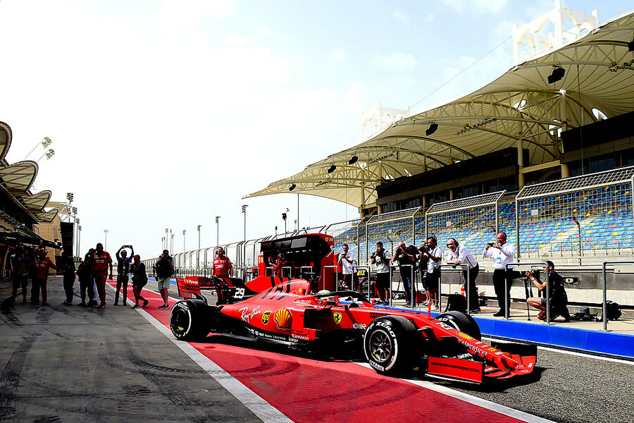 ميك شوماخر يختبر سيارة الفيراري لأول مرة لتجارب الفورمولا 1 في البحرين (بالصور) 24
