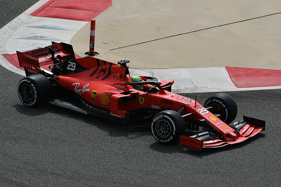 ميك شوماخر يختبر سيارة الفيراري لأول مرة لتجارب الفورمولا 1 في البحرين (بالصور) 25